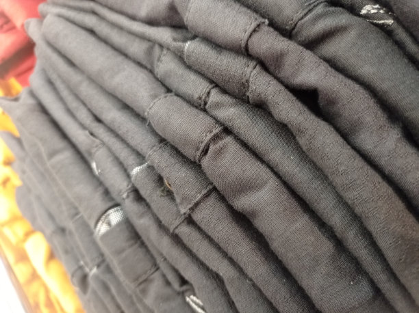 纺织或裤组。陈列着一堆灰色裤子。图片下载