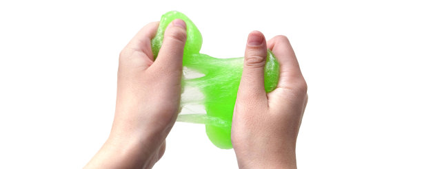 手玩纹理黏液在白色背景。十几岁的手拿着绿色闪亮的粘液与泡沫，伸展粘稠的物质。十几岁的女孩把黏糊糊的玩具挤到一边。液体的玩具。Handgum图片下载