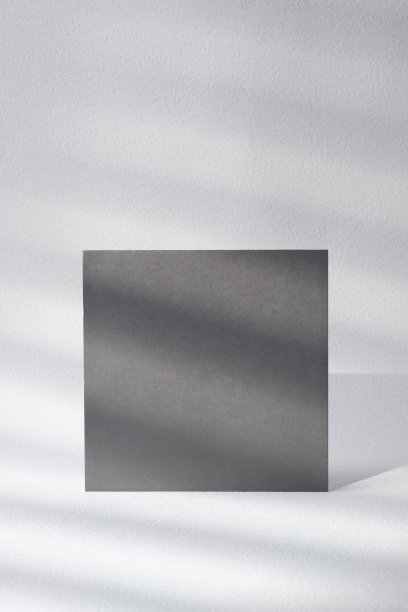 空白灰色海报卡与产品展示站与阳光在白色工作室图片下载