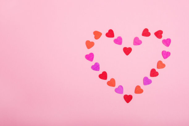 粉红色背景上的小心形框架。情人节的概念，爱情，约会和婚礼。象征着浪漫的礼物或求婚。图片下载
