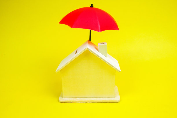 节省盒子在房子模型伞盖。租房者住房保险，抵押贷款保护，财务生活，家庭保护，财产安全。购买保障计划安全、细心、可靠。图片下载