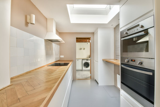 厨房配有现代家具和电器图片下载