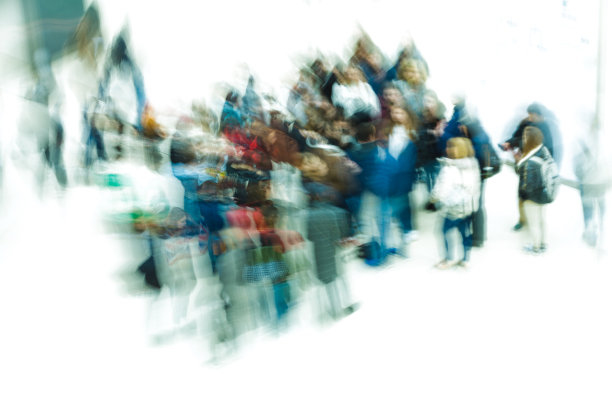 城市人群在城市中的模糊运动图片下载