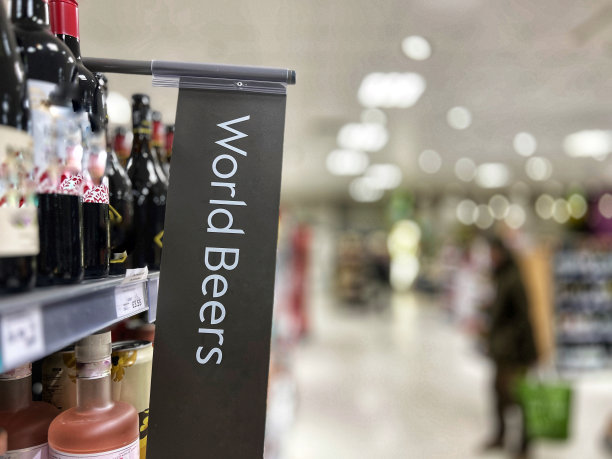 超市过道的世界啤酒专柜图片下载