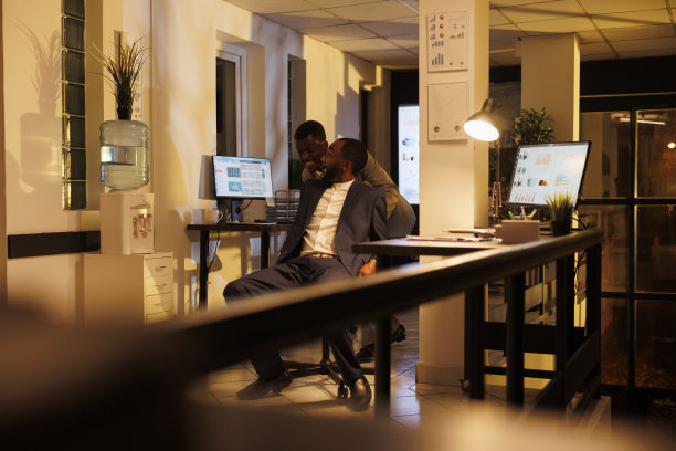 微笑的商人骑着桌子椅子玩得很开心图片下载