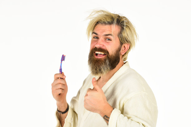 在家玩得很开心。穿着内裤的男人。卫生。穿着毛巾布浴袍的男子在浴室刷牙。成熟的男人穿着浴袍在温泉放松。穿着白色浴袍的大胡子男人。酒店水疗度假图片下载