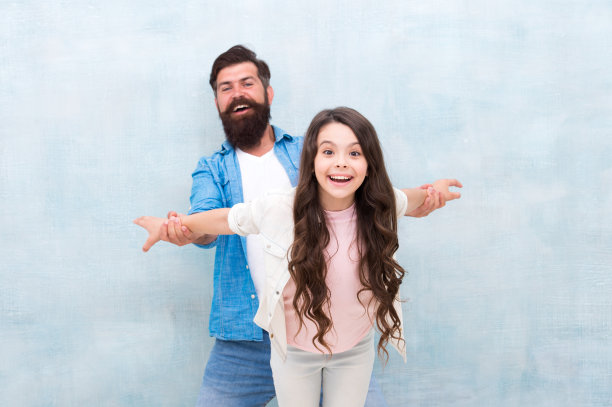 快乐的养女和养父一起玩，养父收养图片下载