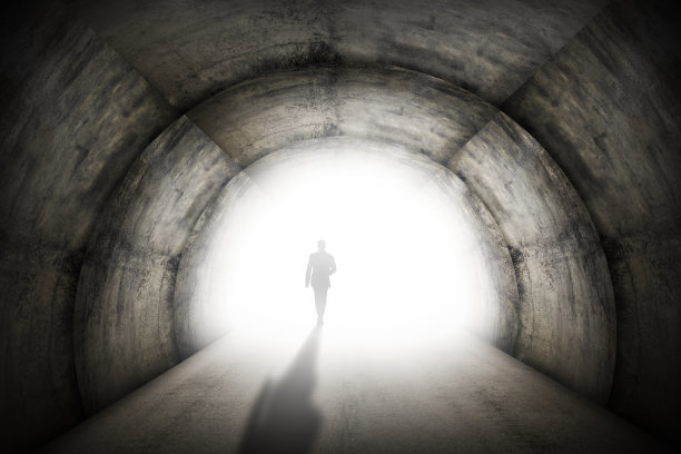 商人走出隧道图片下载