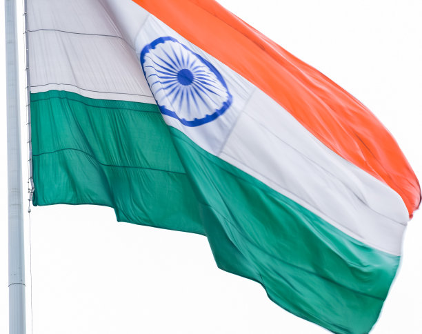 印度国旗高高飘扬在康诺特广场，自豪地飘扬在蓝天上，印度国旗飘扬，印度独立日和印度共和国日的印度国旗，倾斜着，挥舞着印度国旗，哈尔·哈尔·蒂朗加图片下载