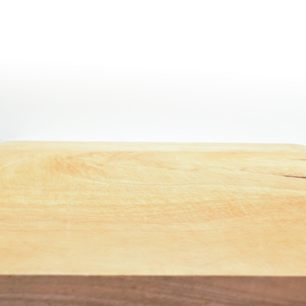 白色背景上的木砧板纹理图片下载