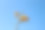 城市灯杆与三盏黄色灯和清晰的天空背景图片下载