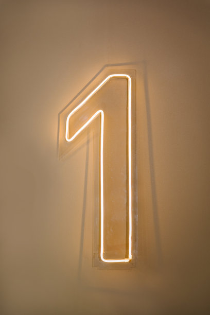 1号霓虹灯。生日派对的1岁女孩或男孩的背景照片墙。拱门装饰霓虹灯一号。详细的儿童照片区。特写镜头装饰。图片下载