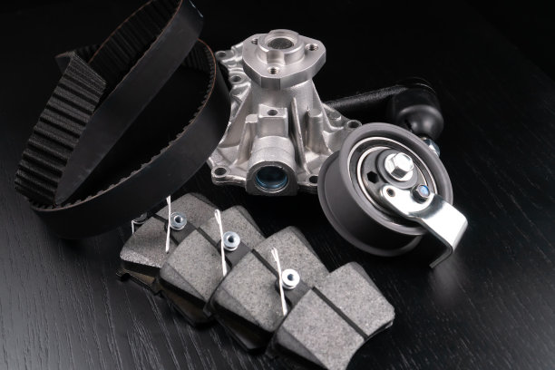 在灰色背景上接近汽车零部件。大量的数字在转盘上绕其轴旋转。汽车配件店。悬挂和发动机部件。图片下载