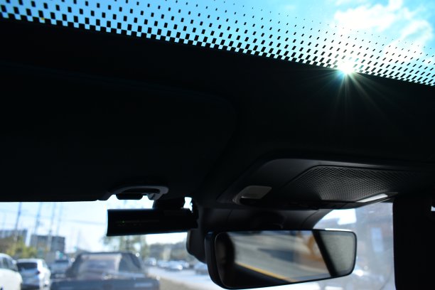 汽车天窗与蓝天，室内设计图片下载