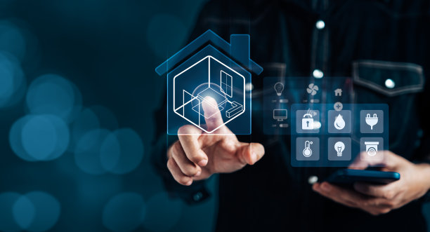 男子双手触摸虚拟显示屏上的图标，作为助手远离房子图片下载