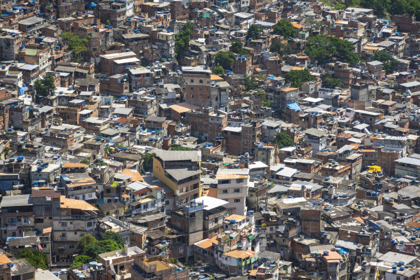 山坡上贫穷的贫民窟房屋的美丽景色图片下载