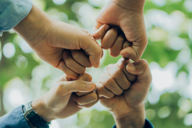 商务人士在会议后手拉手。世界环境日。全球社区团队合作。慈善志愿工作。图片下载