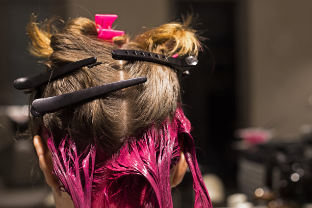 特写的后脑勺染成亮粉色的金色头发，美容院图片下载