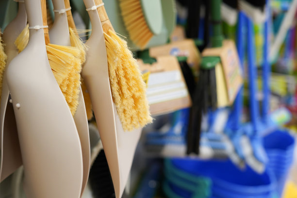 店里清洁用的刷子和勺子图片下载