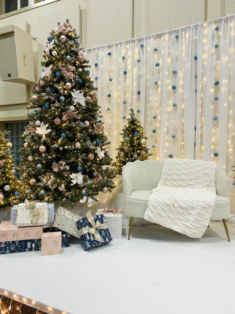 拍照区树礼物和灯笼，散焦。沙发和雪。照相馆的新年装饰是灰色和白色的。拍摄照片的位置。圣诞节图片下载