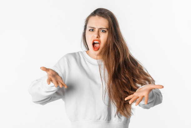 兴奋和好奇的人。惊讶的年轻女子大声举起双手，耸耸肩。兴奋的女孩看起来很惊讶，站在白色的工作室背景图片下载