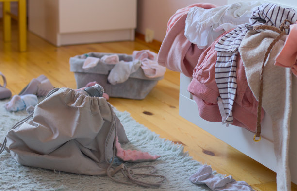 敞开的五斗橱里的一堆衣服。孩子，女孩，青少年的房间里一片狼藉。复制空间，景深浅。图片下载