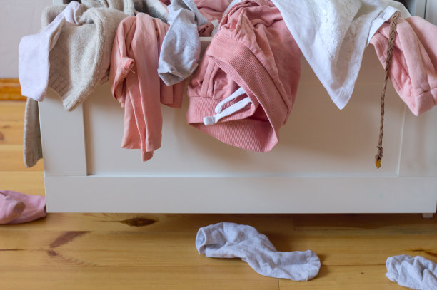 敞开的五斗橱里的一堆衣服。孩子，女孩，青少年的房间里一片狼藉。复制空间，景深浅。图片下载