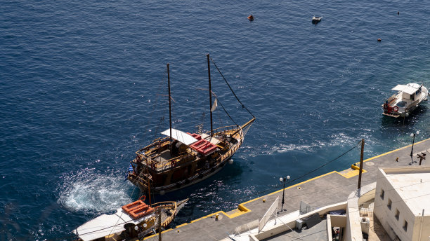 一艘帆船停靠在圣托里尼岛图片下载
