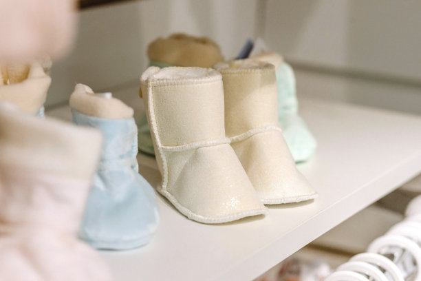 儿童商店为新生儿准备的靴子。为生孩子做准备的概念图片下载