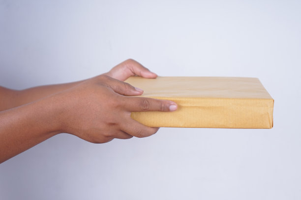 包裹递送手孤立白色背景图片下载