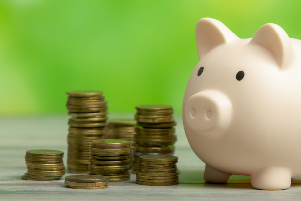 存钱罐和书。大学费用节约理念，文字复制空间图片下载