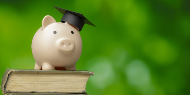 存钱罐和书。大学费用节约理念，文字复制空间图片下载