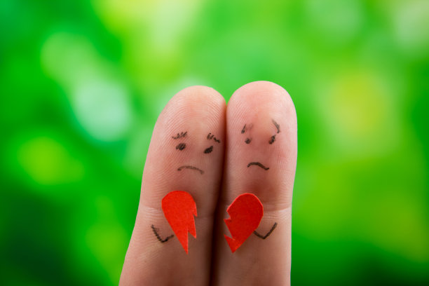 离婚的概念。家庭争吵时的手指艺术。男人和女人不能分钱图片下载