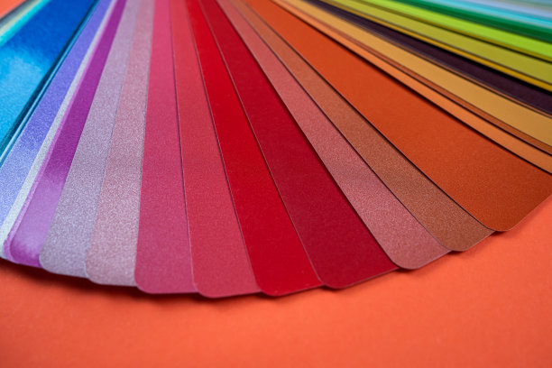 新的美丽的彩色样品放在木桌特写。图片下载