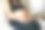 面目全非的怀孕女商人在家里用笔记本电脑工作。图片下载
