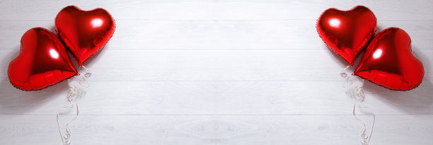 旗帜情人节红心形状气球在白色木制背景。俯视图，复制空间情人节的概念。浪漫的爱情节日礼物配件。模拟模板空白桌面图片下载