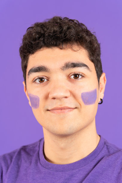 特写肖像的西班牙少年男孩与画的脸图片下载