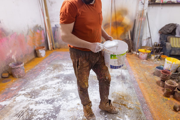 在画布上作画的艺术家图片下载