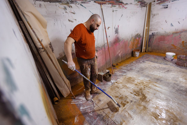 艺术家正在创作一幅现代抽象油画图片下载