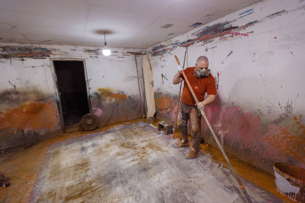 艺术家正在创作大型画作图片下载