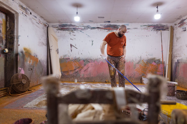 才华横溢的男艺术家在他的工作室工作图片下载