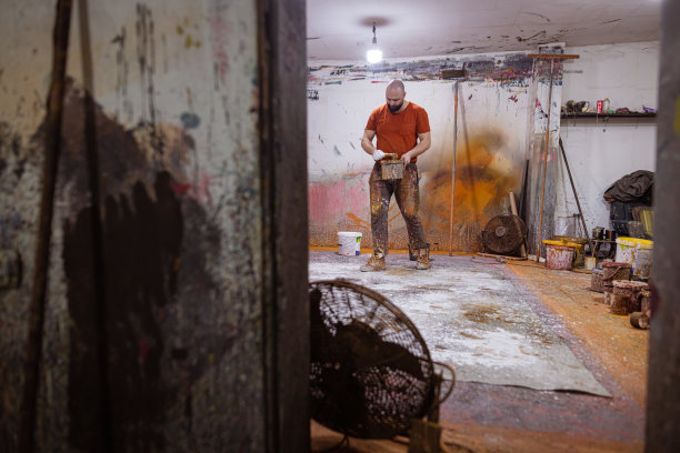 从事绘画的艺术家图片下载