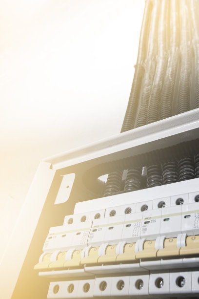 交换机设备。盾企电气化。控制电气设备的配电盘。标签面板与电线和开关在企业图片下载