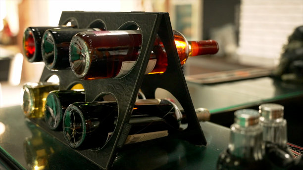 特写的小酒架与瓶子在酒店餐厅的桌子上图片下载