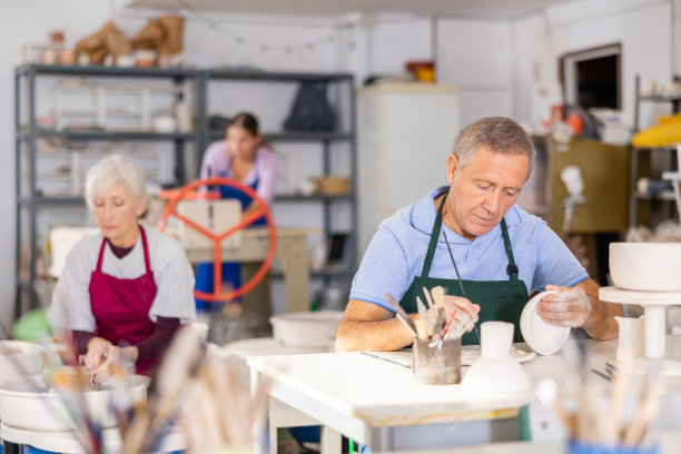 陶工仔细地给花瓶上漆图片下载
