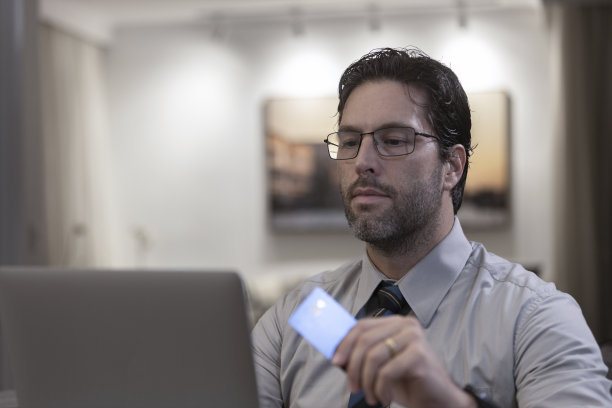 巴西男子在家工作图片下载