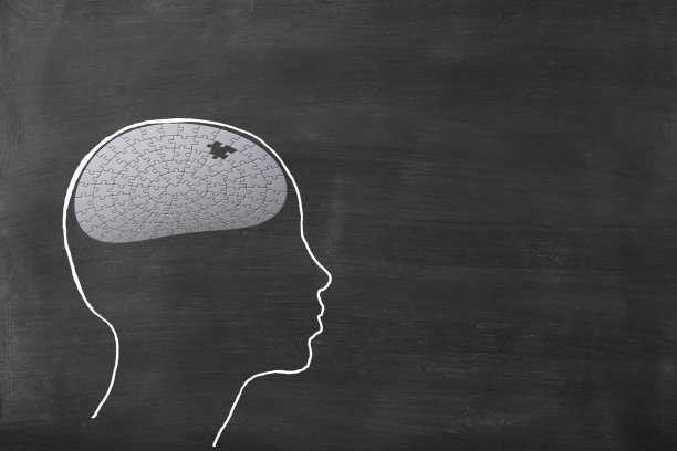 粉笔在黑板上画人头形状的拼图图片下载