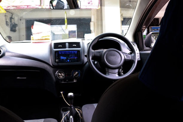 仪表盘:汽车的仪表盘或驾驶舱图片下载