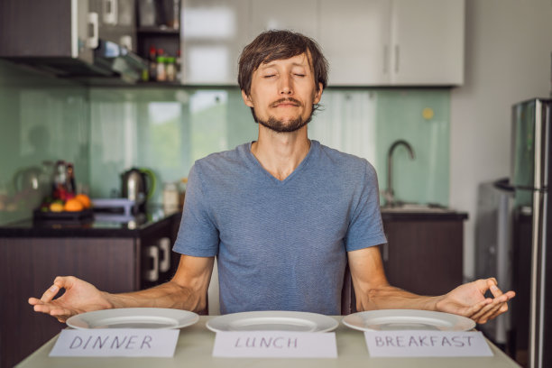 这个人为了健康而间歇性禁食。间断禁食的概念，俯视图图片下载