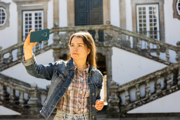 葡萄牙维拉雷亚尔，女游客带着手机图片下载